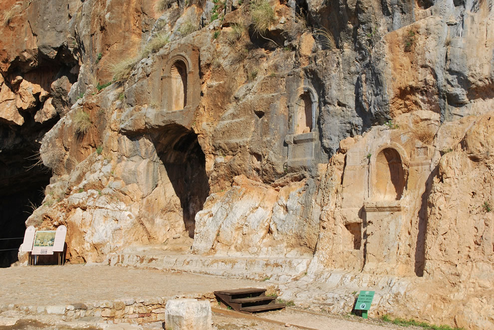 上图：该撒利亚腓立比遗迹，至今可见岩壁上刻着大大小小的偶像神龛。使徒彼得就在这偶像林立的地方认信基督（太十六13-16；可8:27-30；路9:18-21），在外邦假神中间承认主耶稣是「永生神的儿子」。