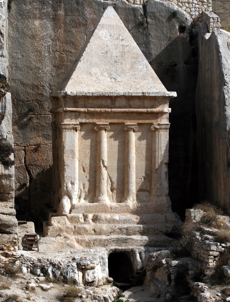 上图：位于耶路撒冷城东橄榄山麓汲沦谷的撒迦利亚墓。该墓是用一整块石头雕刻而成，并没有墓室。下部有三级台阶，中间是希腊风格的爱奥尼柱，上部是埃及风格金字塔。犹太传统认为这是祭司耶何耶大的儿子撒迦利亚的坟墓，可能是主后一世纪的法利赛人为纪念他而「建造先知的坟，修饰义人的墓」（太二十三29），但并未完工。