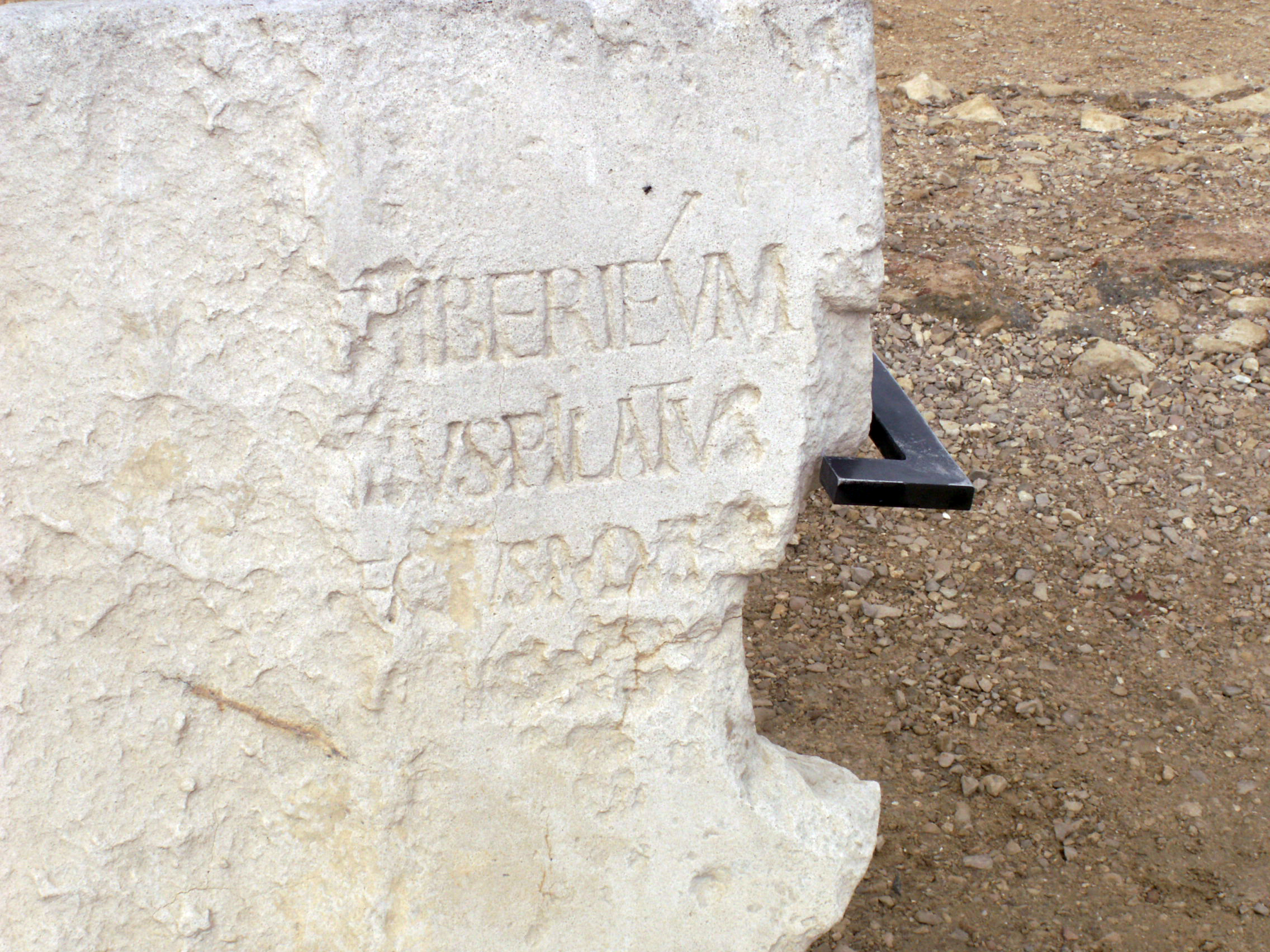 上图：1961年在该撒利亚罗马剧院遗址发掘的「彼拉多之石」， 第二行刻有彼拉多的拉丁文名字，年代为主后26-36年。原件被保存于耶路撒冷以色列博物馆。