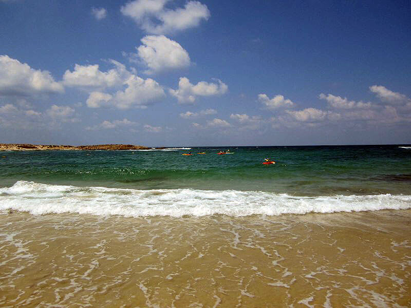 上图：以色列的地中海海滩。