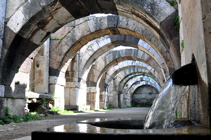 上图：第二世纪士每拿公众市场的石拱遗址，该市场有三层，市场内有泉水池。