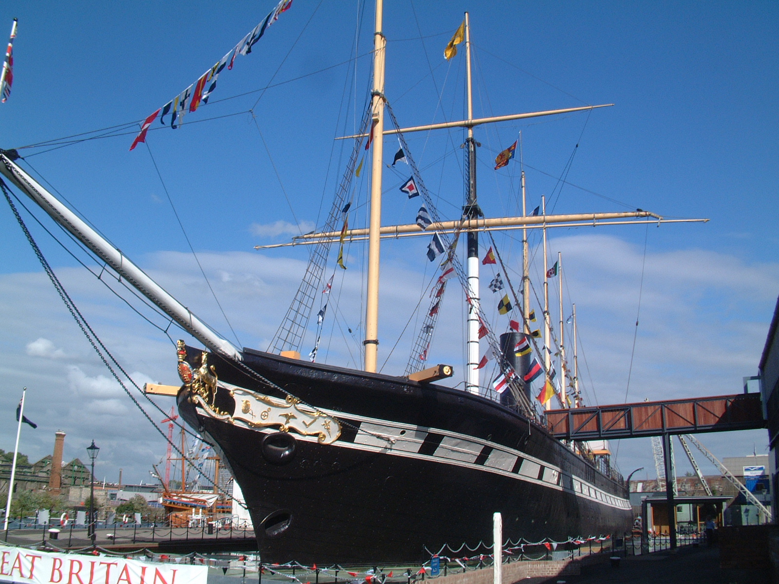 上图：停泊的布里斯托港的大不列颠号。布鲁内尔（Isambard Kingdom Brunel）（1806-1859年）是一位伟大的英国工程师，在2002年英国广播公司举办的「最伟大的100名英国人」评选中名列第二。他于1845年主持建成的第一艘横跨大西洋的蒸汽船大不列颠号（SS Great Britain），被誉为英国航海史上的一个奇迹，圆了无数欧洲人的移民梦，仅用14天就能从英国到达纽约，6周就能从英国到达澳洲。大不列颠号的长、宽、高（98×15.5×10米）比例与挪亚方舟（300x50x30肘）的比例几乎完全相同 。无数的造船专家经过多次失败，才知道按照方舟的比例造船最能抵御风浪。方舟并不是为高速行驶而设计的，神所指示的尺寸是保证稳定、防止颠簸和滚动的最佳比例。