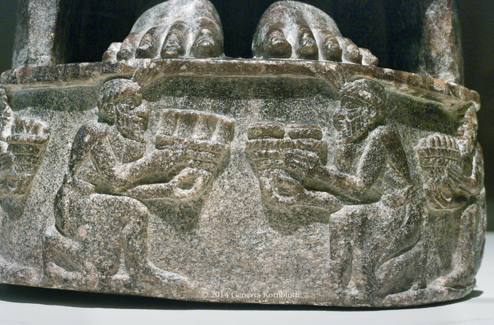 上图：吾珥出土的主前2110年宁吉尔苏（Ningirsu，即尼努尔塔Ninurta）神像的底座，现藏于卢浮宫。这座雕像的底座反映了当时的习俗：胜利者把脚放在他的敌人的头上（书十24；诗一百一十1）。