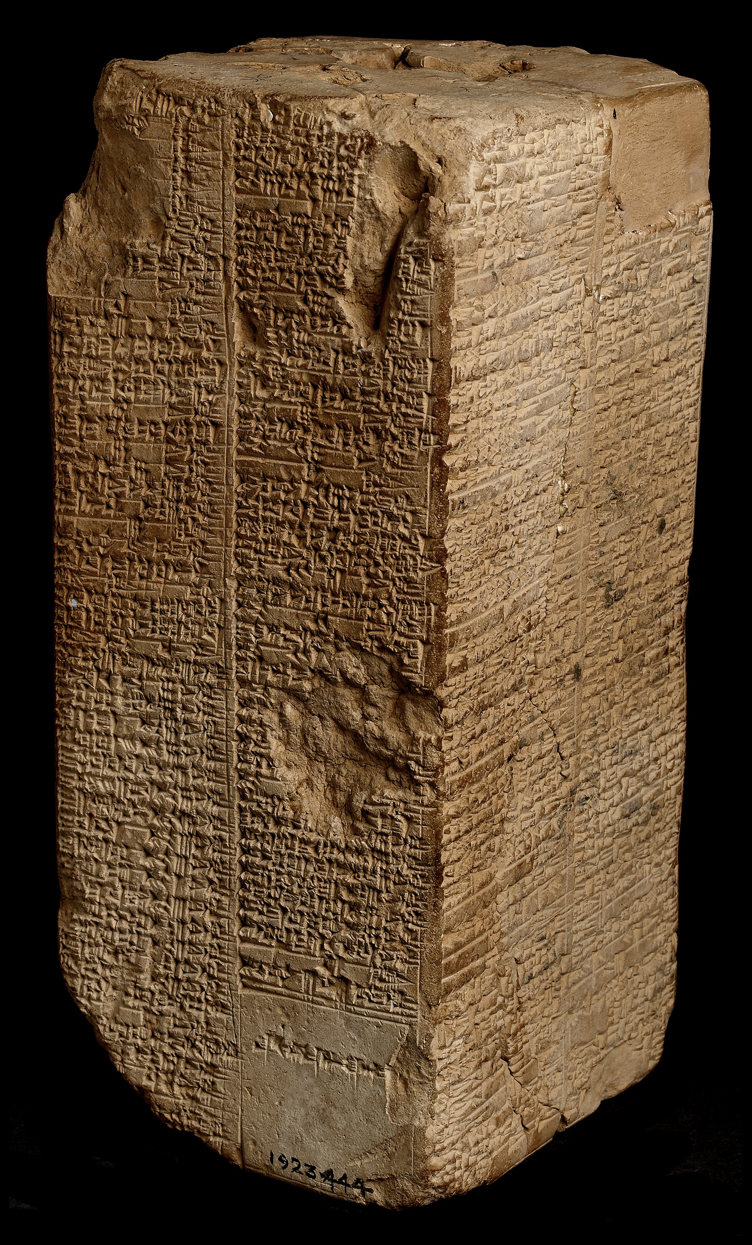 上图：主前2000-1800年的韦尔德-布伦德尔立柱（Weld-Blundell Prism），上面用楔形文字刻有《苏美尔王表 The Sumerian King List》，现存于英国牛津大学阿什莫林博物馆艺术与考古博物馆（Ashmolean Museum of Art and Archaeology）。《苏美尔王表》是一份古代文献，发现于美索不达米亚各地，使用苏美尔语书写，目前发现总共有16份，内容基本相同。上面所列的洪水之前的每个王都统治了2-4万年，洪水之后的每个王统治的时间从1200年逐渐降到几年。虽然《苏美尔王表》中有许多夸大的地方，但洪水之前和洪水之后的年龄的相差比例，与创世记的家谱接近。