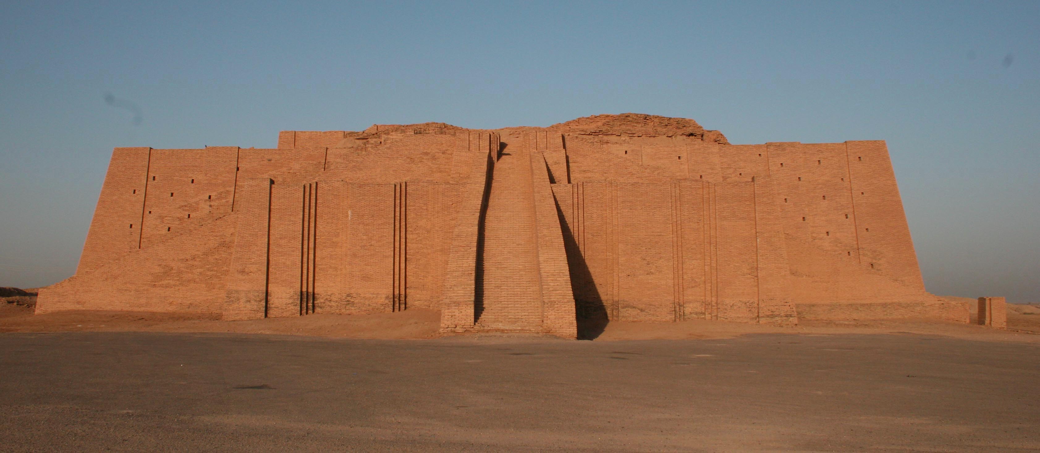 上图：吾珥城的月神塔庙（Ziggurat），是一座两层高的砖建筑物，下层的砖用沥青结合，上层的砖用灰胶结合。这座神庙基本被保存了下来，现已被复原。吾珥是苏美尔人敬拜月神辛（Sin，苏美尔语 Nanna）的中心，吾珥第三王朝时期，乌尔纳姆在吾珥修筑了城墙、兴建了巨大的神庙，使吾珥进入了最繁荣的时期。