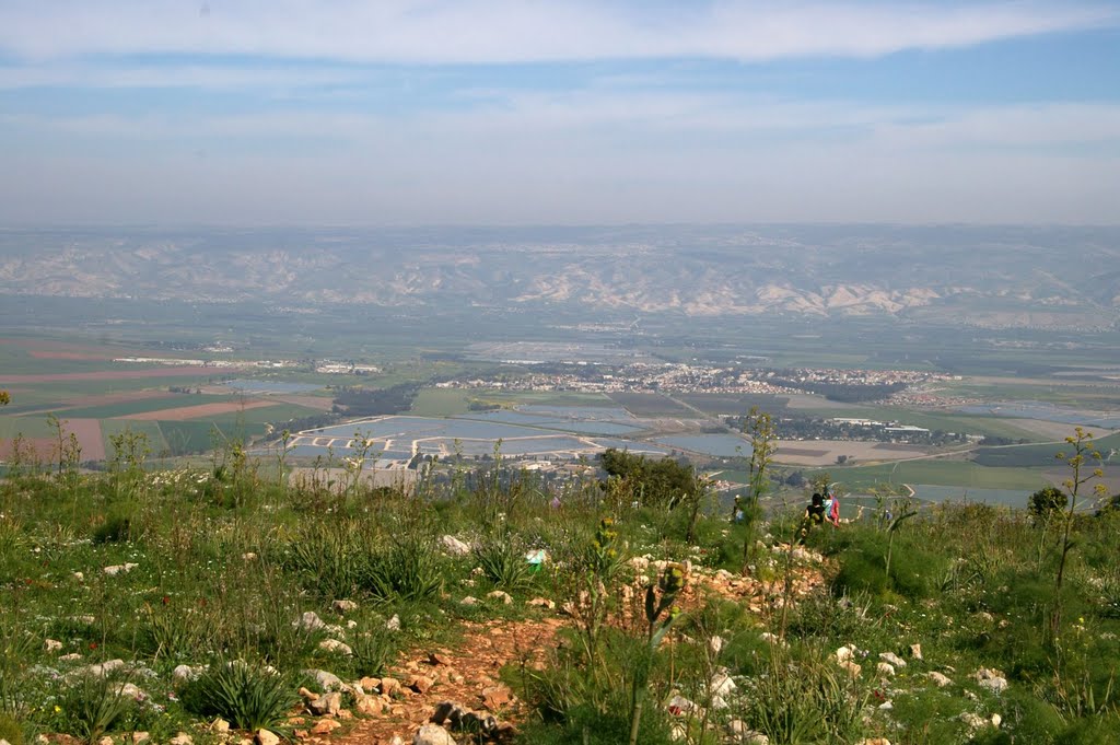 上图：从应许之地远眺约旦河谷东面的基列山脉。