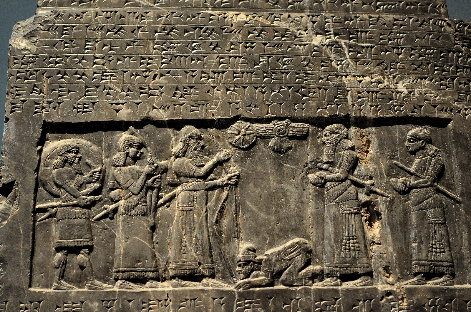 上图：被征服者亲吻征服者的脚，是古代中东的习俗。出土于宁录（Nimrud）的黑色方尖碑（Black Obelisk）的顶部，刻着伊朗西北部的Gilzanu王Sua向亚述王撒缦以色三世（Shalmaneser III，主前859–824年在位）进贡，并亲吻亚述王的脚。现存于大英博物馆。