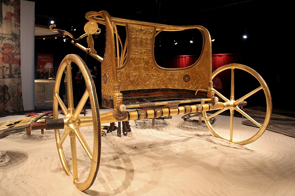 上图：古埃及第十八王朝图坦卡蒙法老（Tutankhamen，主前1332–1323年）的金马车。