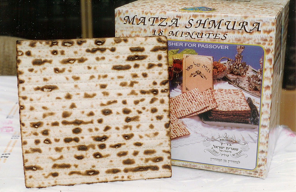 上图：耶路撒冷超市里的无酵饼。用于逾越节的无酵饼原料只能使用小麦、斯佩尔特小麦、大麦、黑麦、燕麦的面粉和水，不能含酵。