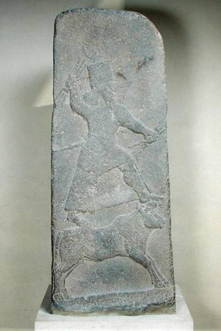 上图：主前8世纪亚述的风暴之神Hadad（巴力的别名）石雕，出土于叙利亚北部的From Arslan-Tash，现藏于卢浮宫。石雕中的巴力手持闪电，站在一只公牛上。迦南地也出土了许多青铜的公牛小像，代表站在牛背上的巴力。以色列人在西奈山下可能也是用金牛犊来代表站在牛背上的众神。
