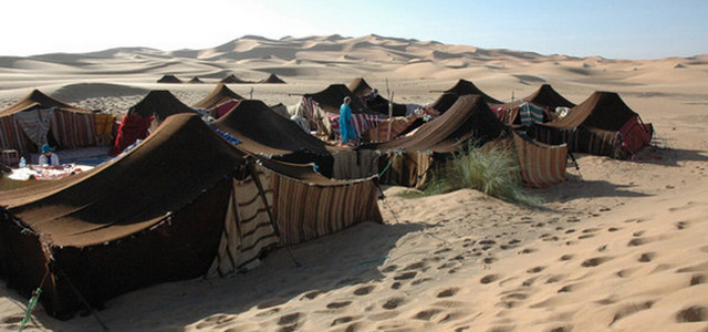 上图：贝都因人（Bedouin）用黑山羊毛织造的帐棚。雅歌说：「我虽然黑，却是秀美，如同基达的帐棚，好像所罗门的幔子」（歌一5），表明当时的帐篷很可能就是用黑山羊毛制成的。
