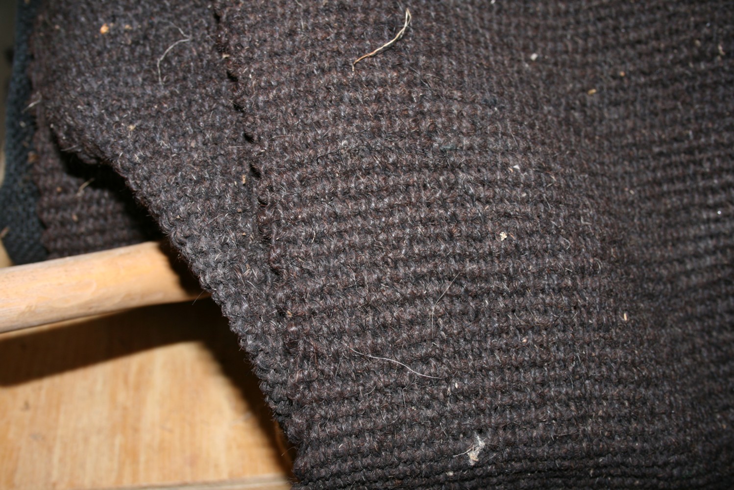 上图：贝都因人用来织帐棚的黑山羊毛布料，又粗又黑，冬季可以抵御寒风，夏天可以遮荫。黑山羊毛的布料虽然多孔，当被雨淋过之后，就会缩水而变成防水布。「麻布」（哀二10）就是用黑山羊毛或骆驼毛织成的粗布衣服。