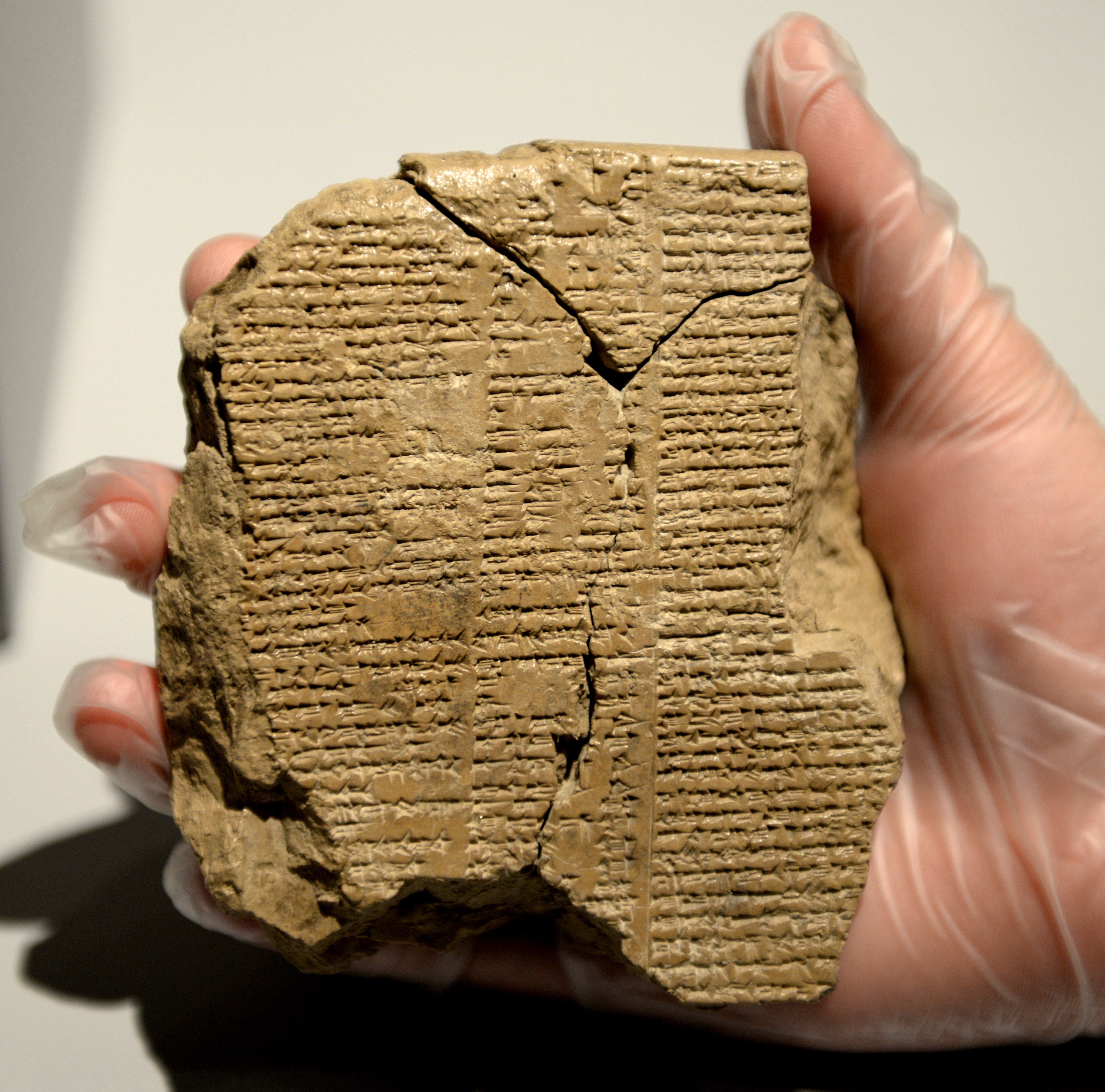 上图：吉尔伽美什史诗（Epic of Gilgamesh）泥板。利七37-38的写作风格是古代美索不达米亚泥版中的「跋」的风格，这些「跋」是泥版内容的总结，包括标题、作者、写作日期、主要内容。例如：吉尔伽美什史诗的内容被记载在12块泥版上，而「跋」则用「引人注意的警句」将这几块泥版连接在一起，这样人们才能按照次序来阅读这12块泥板。「摩西学了埃及人一切的学问」（徒七22），按照主前一千多年以前的文学格式写下了利未记，成为摩西五经写作年代的有力内证。