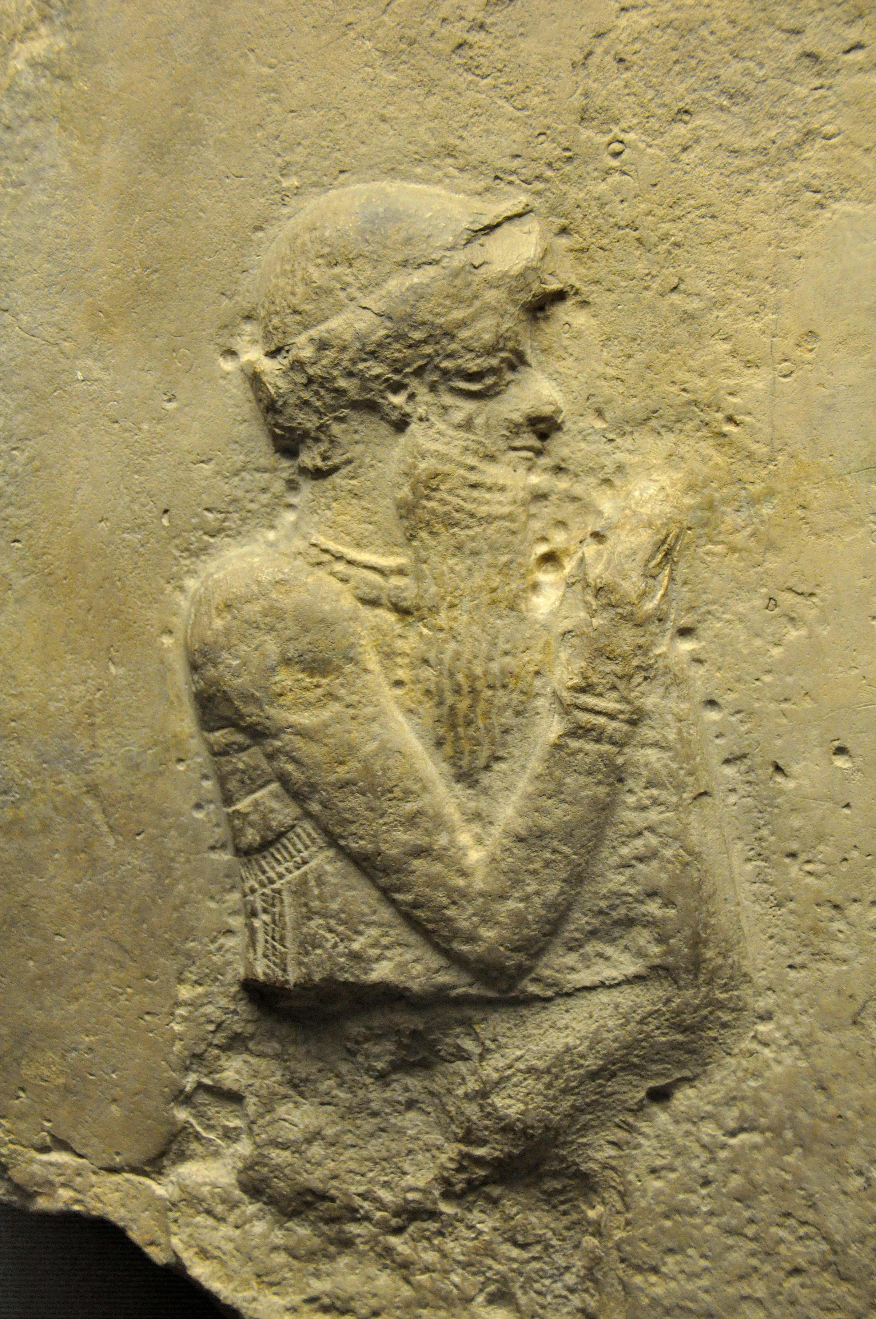 上图：巴比伦帝国第一任国王汉谟拉比（Hammurabi）像（主前1792-1750年作品，出土于伊拉克Sippar，现藏于大英博物馆）。汉谟拉比以制定了《汉谟拉比法典》而闻名于史。《汉谟拉比法典》是历史上最早的成文民法典之一，其中第132条规定，如果一个人的妻子被人背后说闲话，但并没有被抓到与别的男人行淫，这位妻子就应当为她的丈夫跳到河里，以证明自己的清白。换句话说，这位妻子可能会因为谣言而被淹死。在古代中东的其他「神明裁判」法典中，通常是假定被告有罪，把被告暴露在水、火、毒药等危机环境中，如果神明插手保护被告，就证明被告清白。而《民数记》中「疑恨的条例」却并不假定妻子有罪，也不把妻子放在危险的环境中，而是借着「疑恨的素祭」，让丈夫和妻子一起学习接受神的权柄。这在古代父权社会中是非常人道的。