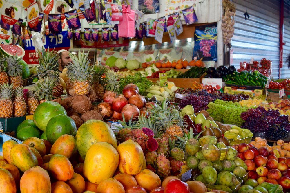上图：特拉维夫迦密市场（Carmel Market）的本地水果摊，摄于2016年2月。可见「那地有小麦、大麦、葡萄树、无花果树、石榴树、橄榄树，和蜜」（申八8）。