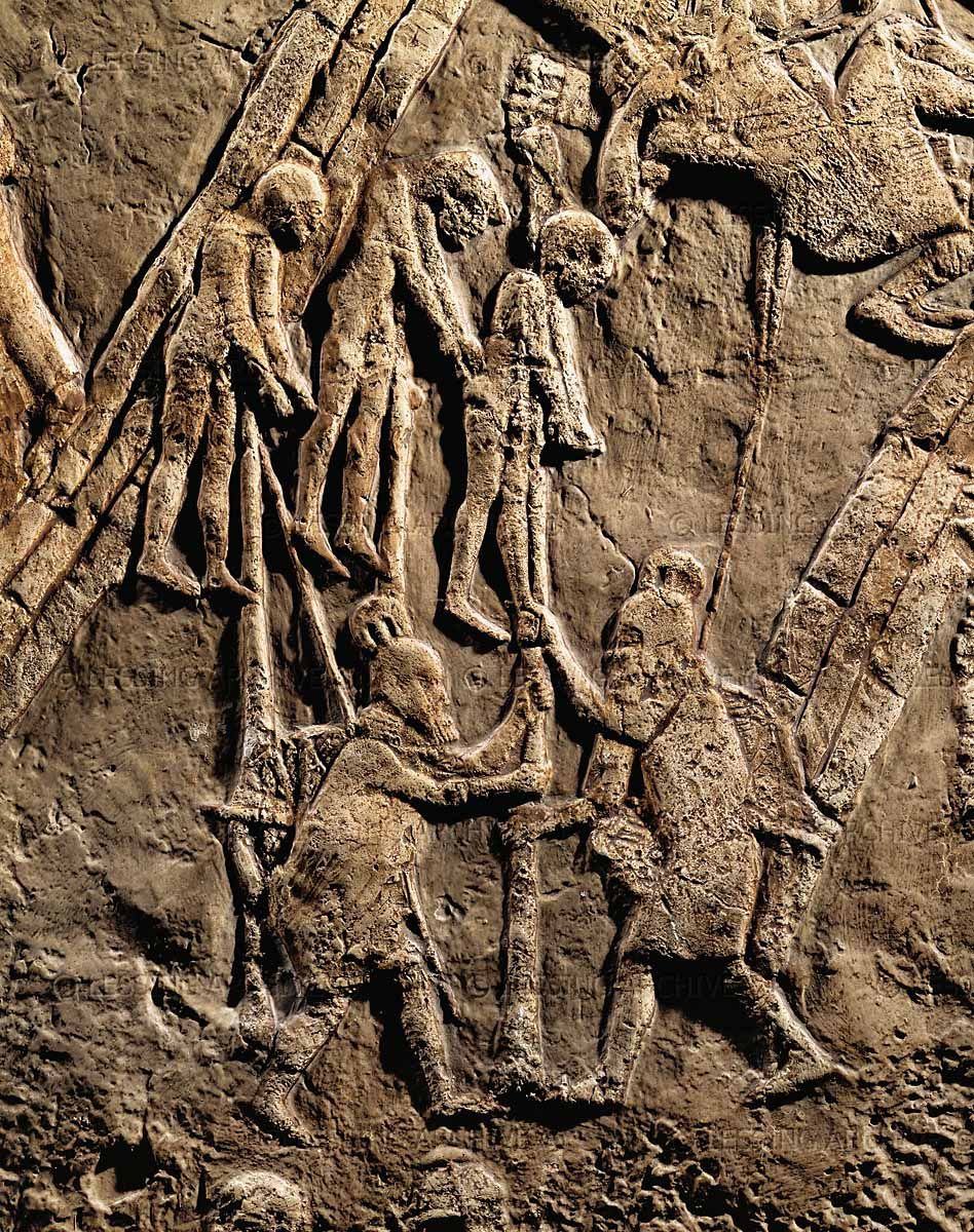 上图：亚述浮雕拉吉之战的一部分，出土于亚述王西拿基立在尼尼微的宫殿中，现藏于大英博物馆。大约主前701年，亚述军队攻陷犹大要塞拉吉，把俘虏处死后挂在木头上示众。