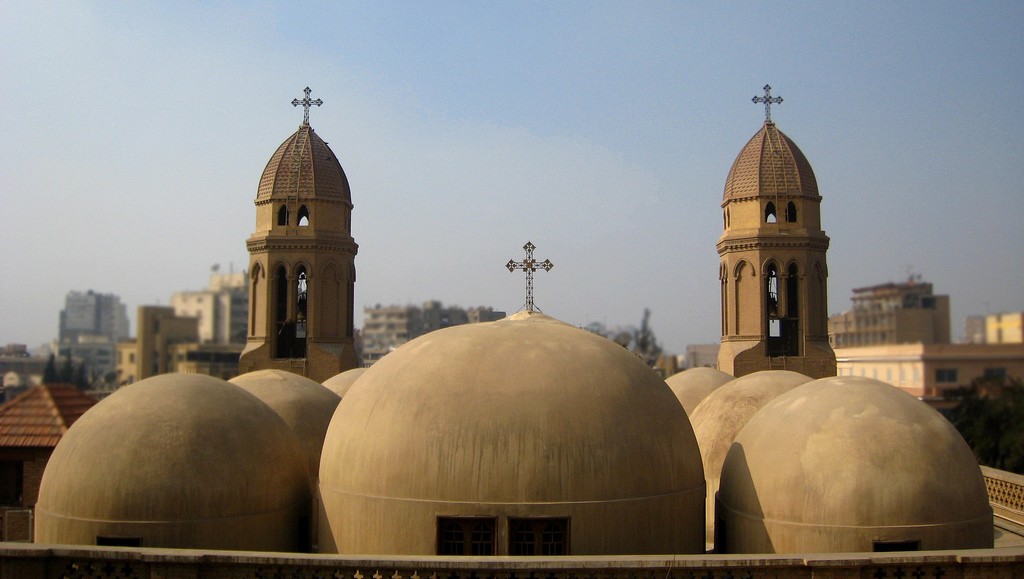 上图：位于埃及首都开罗的圣马可科普特教堂（Coptic Saint Mark's Church）。科普特的教会是马可建立的，所以其教宗以马可的继承人自居，犹如天主教的教宗以彼得继承人自视。「科普特」一词原意是「埃及人」，随着大部分埃及居民皈依伊斯兰教，该词现在专指埃及的基督徒。埃及的科普特人是中东地区最大的基督教族群，人口约占埃及8千多万总人口的10–15％。现在，大多数科普特人使用阿拉伯语，但在敬拜时使用由古埃及语演变而来的科普特语。现代最有名的科普特人是布特罗斯·布特罗斯-加利，他曾担任联合国第六任秘书长。