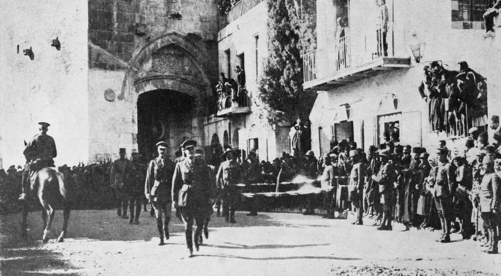 上图：在第一次世界大战的末尾，英国Allenby将军打败了奥斯曼、德国联军，于1917年12月11日进入了被奥斯曼帝国控制了500年的耶路撒冷，揭开了犹太人回归的序幕。