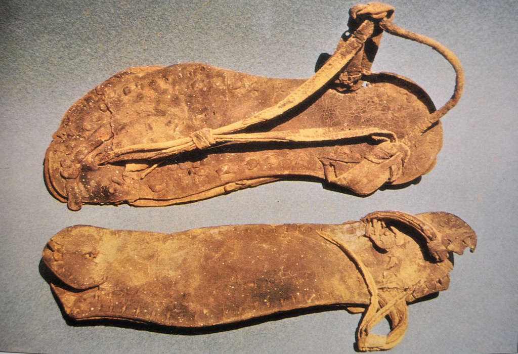 上图：以色列马萨达（Masada）出土的一双主后1世纪皮制凉鞋「נַעַל/naal」。古代以色列凉鞋的鞋底​是​平​的，​用​皮革、木头​或​其他​纤维​材料​做​成，并用带子绑在脚上。​通常​把​皮制​的​带子​从​拇趾​和​食​趾​间​穿​过，然后​绕​过​脚跟，再​在​脚背​上​打​横​绑​住，有时​还​会​一直​绑​到​足踝​附近。