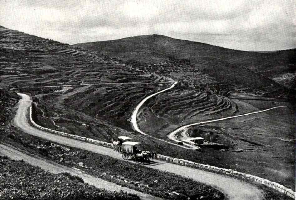 上图：1913年，从示剑到耶路撒冷的主要道路，一路都很荒凉。1857年英国领事James Finn写道：「这个国家几乎没有居民，因此最大的需要是人口。」