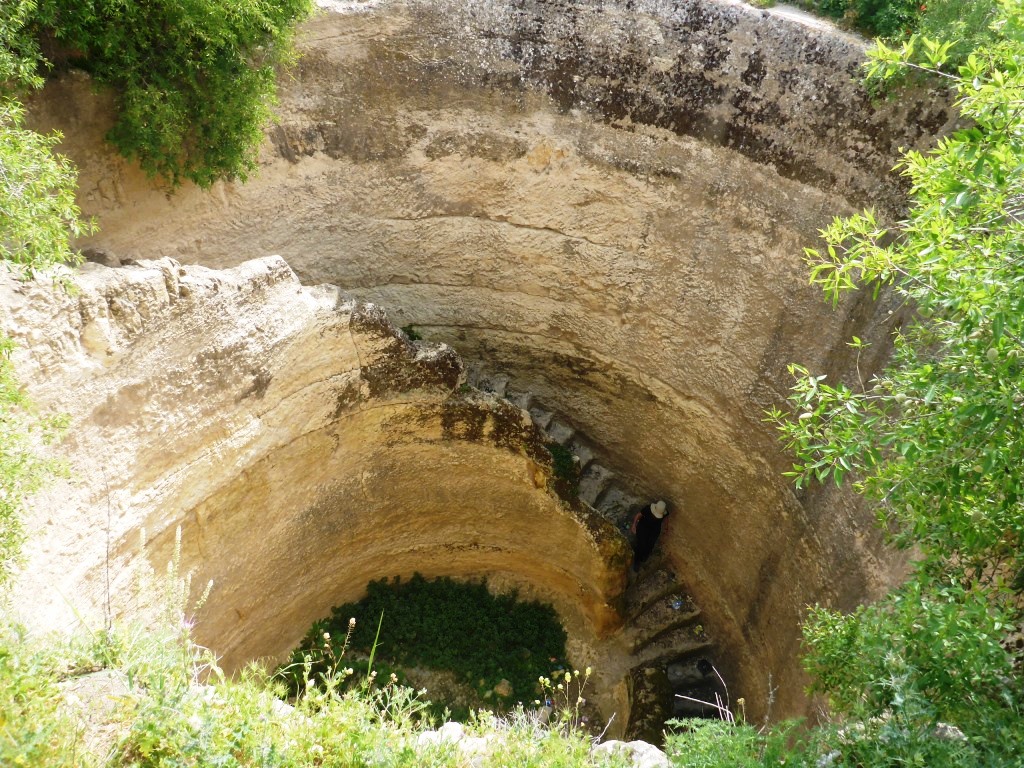 上图：1950年代耶路撒冷西北13公里的吉布（el-Jib）挖掘出来的基遍池（Pool of Gibeon）。这是士师时代卓越的土木工程，从石灰岩基下挖27米到达含水层。水池的直径约11米，池壁有79级螺旋石阶可以下池取水。当地发现刻有基遍城名字的陶瓶柄。