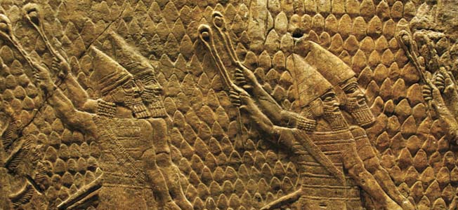 上图：从尼尼微亚述王宫出土的围攻拉吉（Siege of Lachish）浮雕，描绘主前701年亚述大军围攻犹大拉吉时，使用机弦甩石攻击城楼。现存于大英博物馆。
