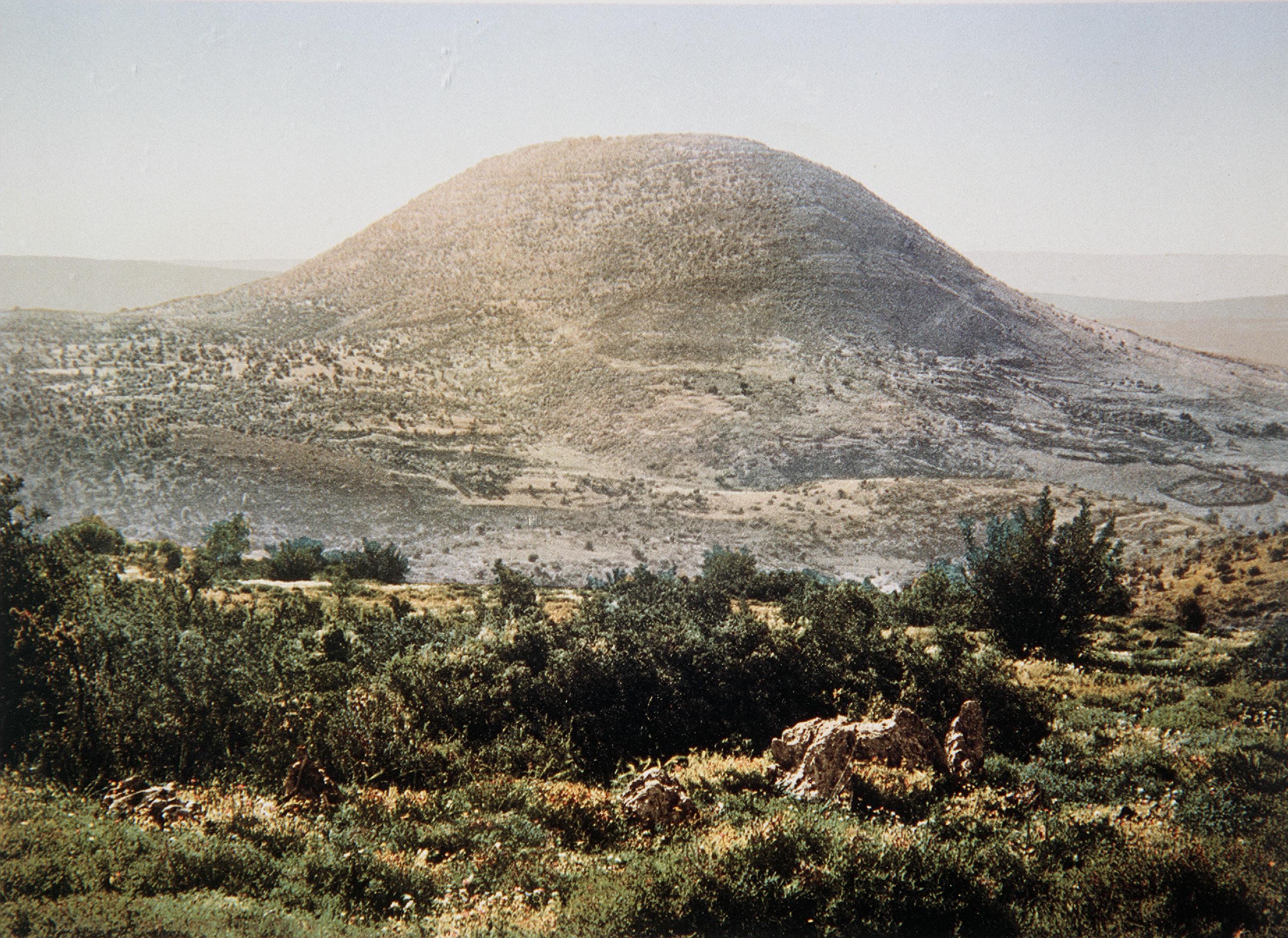 上图：19世纪的他泊山照片。