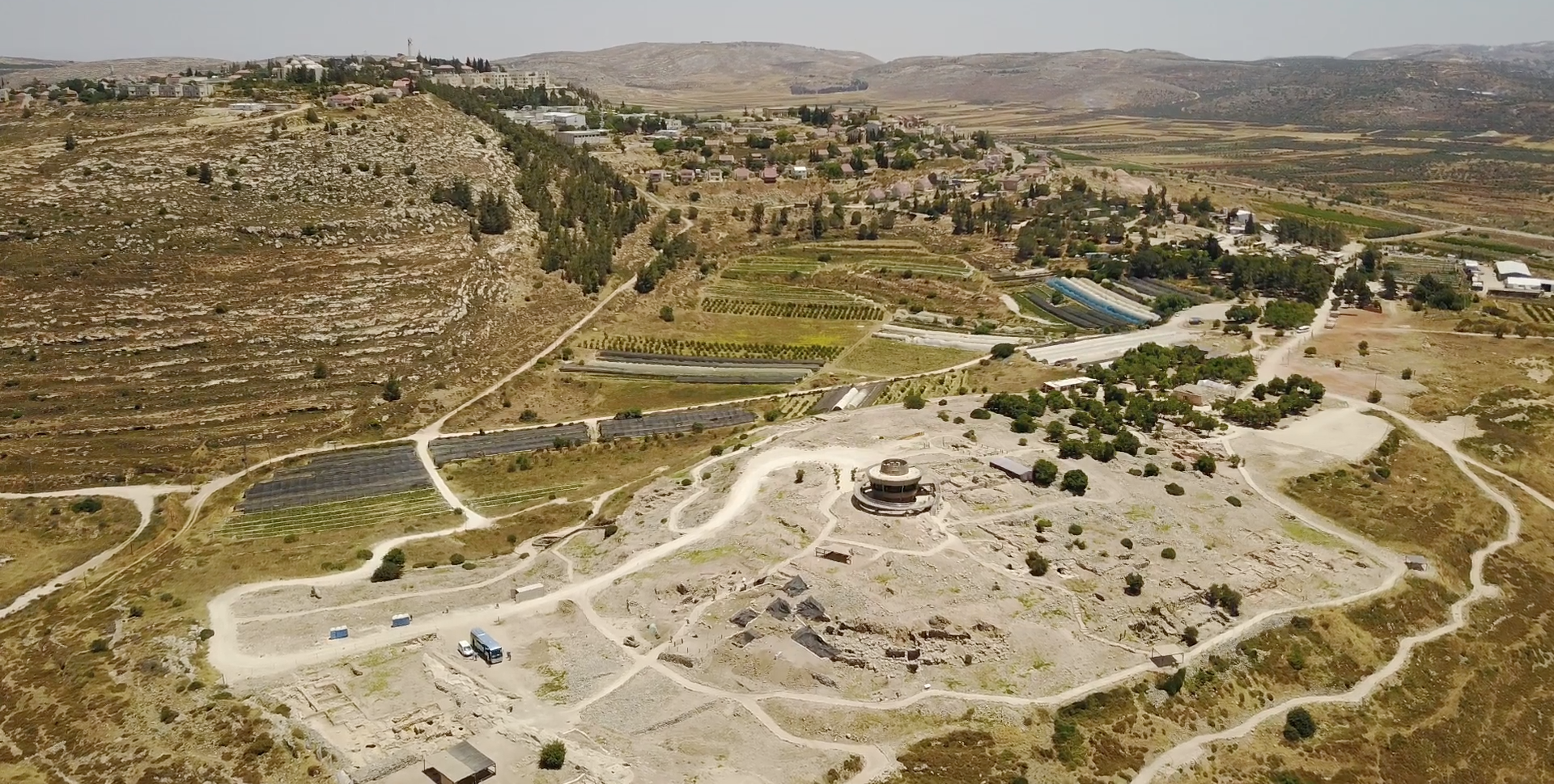 上图：示罗考古挖掘现场Tel Shiloh。在整个士师时代，会幕和约柜大部分时间都在示罗。