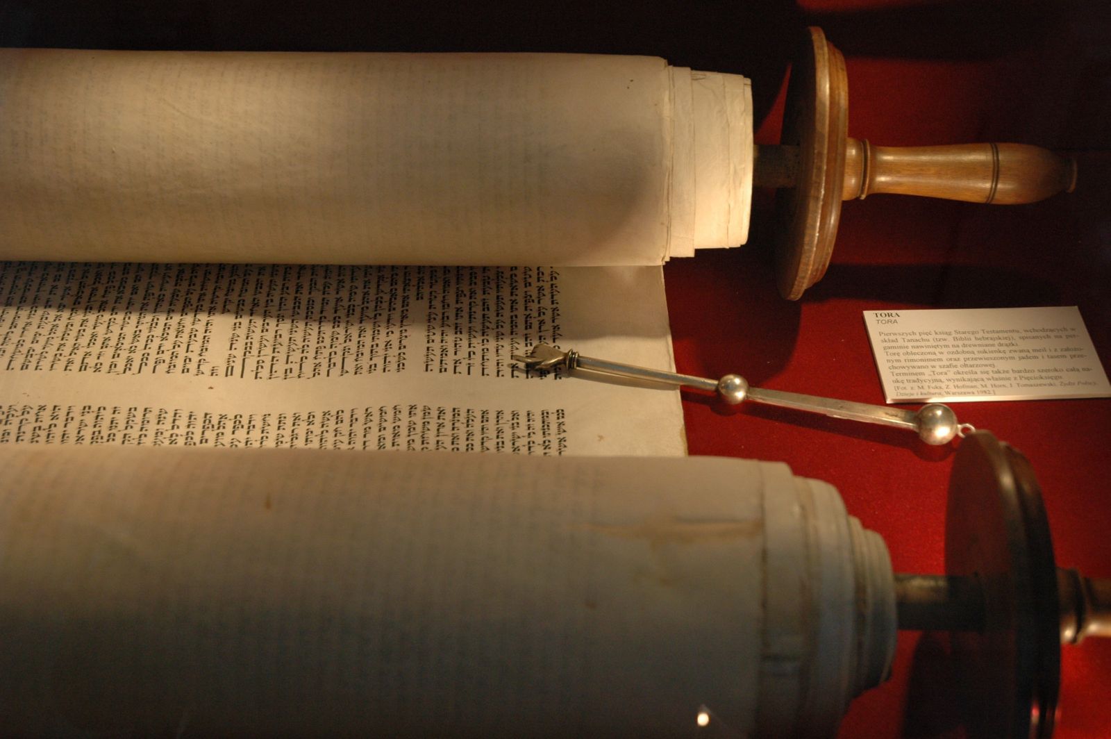 上图：希伯来圣经妥拉（Torah），传统都抄写在羊皮卷上。