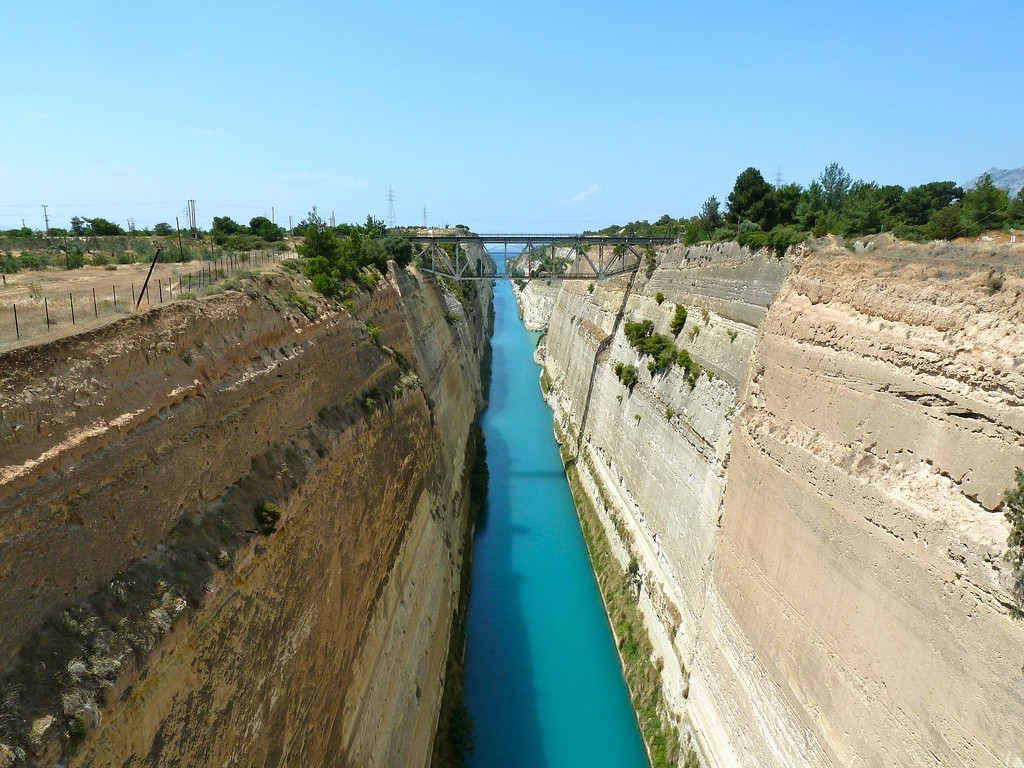上图：哥林多运河（Corinth Canal）是横穿希腊哥林多地峡的运河，建于1893年，共长6.3公里，连接东部的塞隆尼海湾（Saronic Gulf）与西部哥林多湾（Gulf of Corinth ），船只可以不必多航行400公里、绕过伯罗奔尼撒半岛。