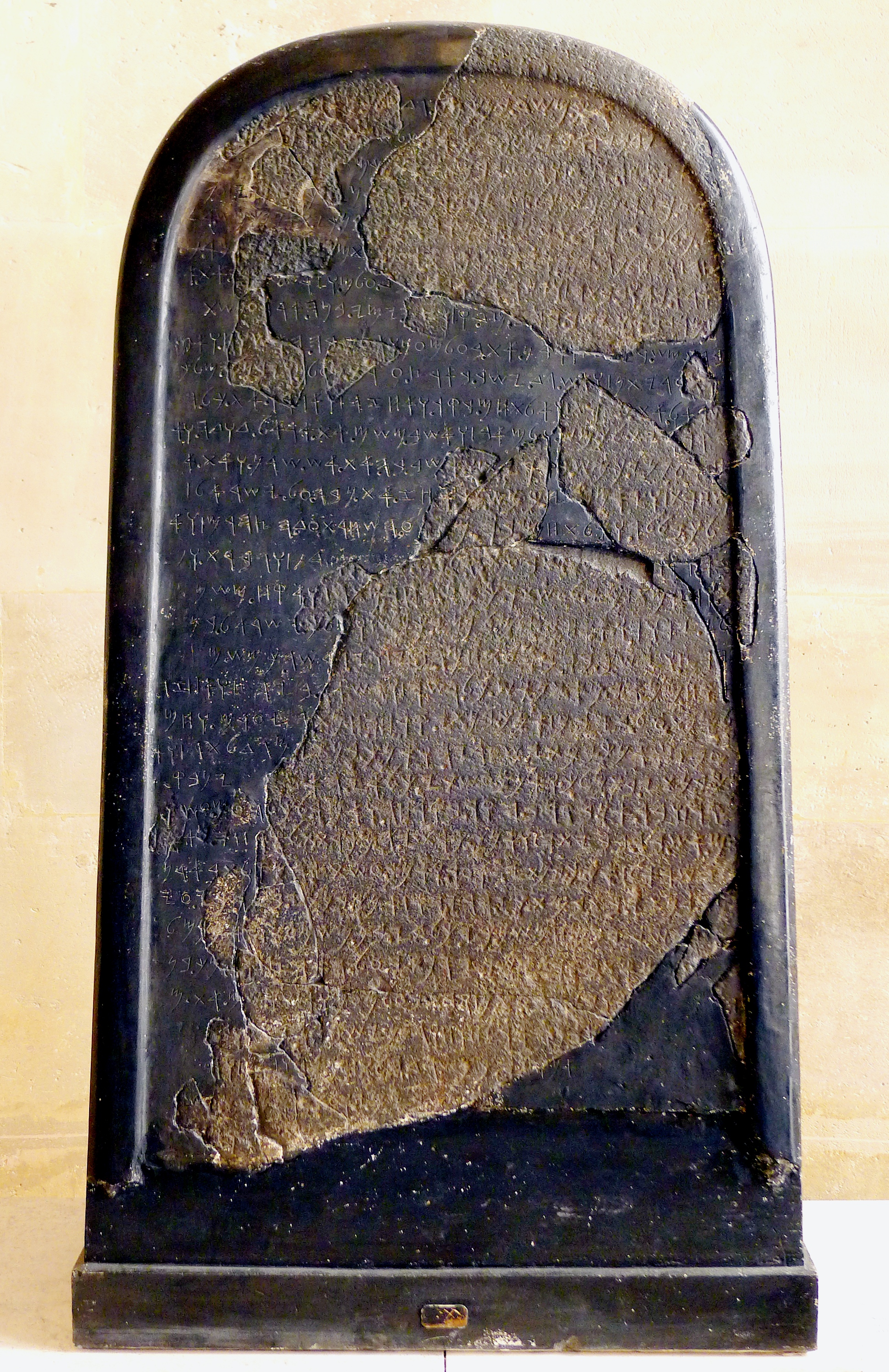 上图：1868年在约旦发现的摩押王米沙石碑（Mesha Stele），现存于卢浮宫。碑文以原始希伯来字母书写，大约刻于主前840年，碑文记录了摩押王米沙反叛，战胜以色列王。碑文上提到「亚罗珥」、「尼波」、「巴力免」（代上五8）和「沙仑」（代上五16）这四个地名。