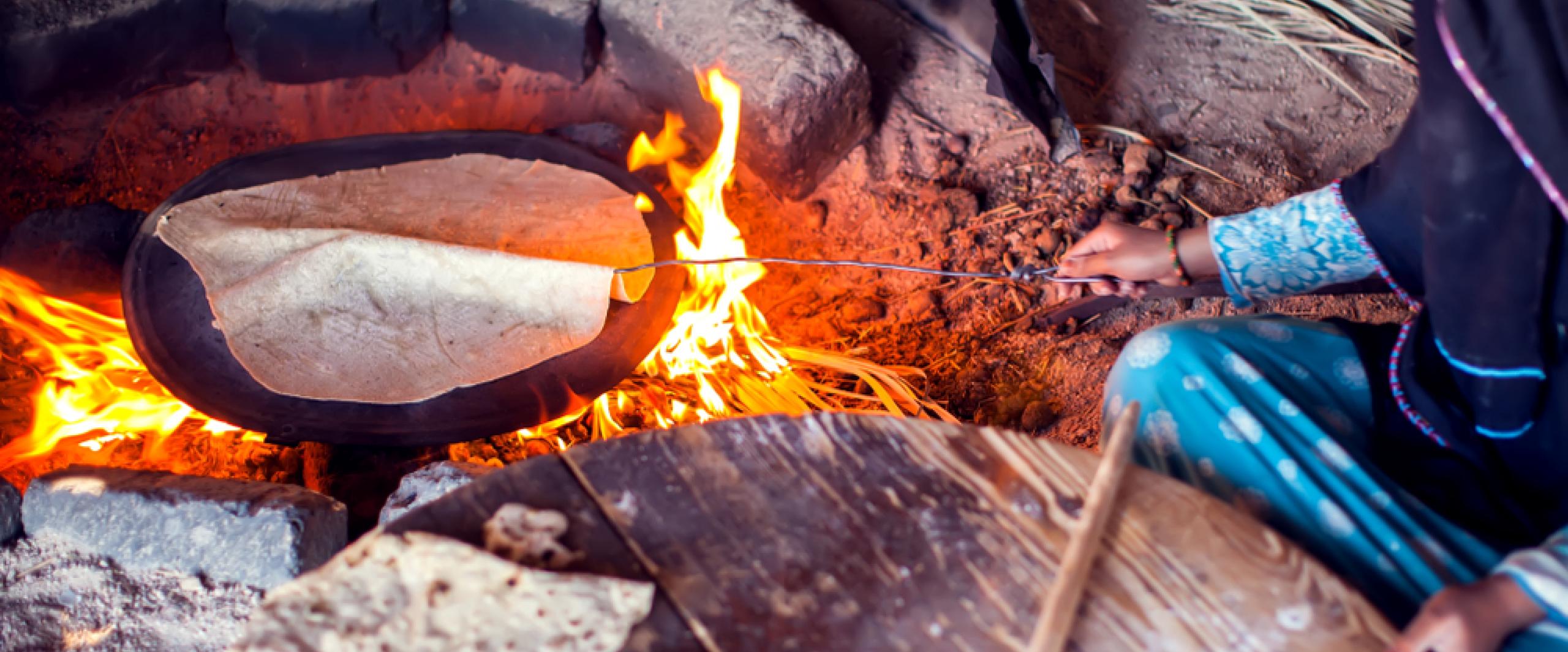上图：西奈半岛沙漠里的贝都因人（Bedouin）沿用古代的方法，在炭火烧热的石头上烤饼，需要经常翻转，才能避免一面烤焦、一面还是生的。