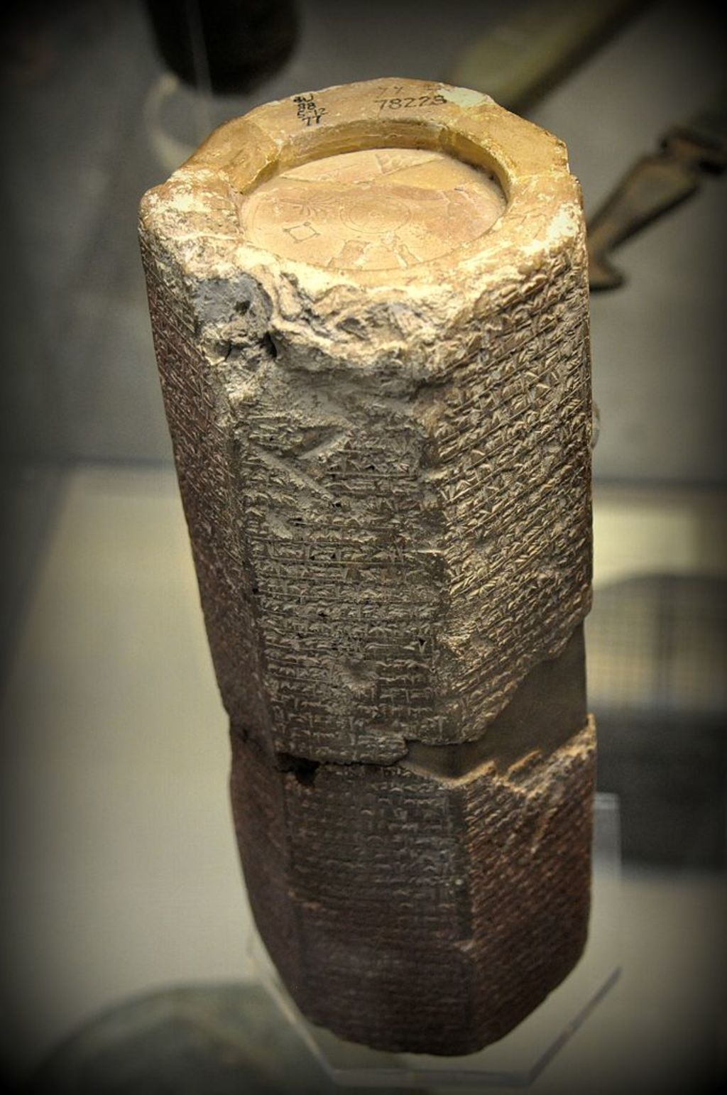 上图：亚述王以撒哈顿（Esarhaddon，主前681-669年在位）的棱形石碑，现存于大英博物馆。碑文记录了犹大王玛拿西是亚述忠实的附庸。