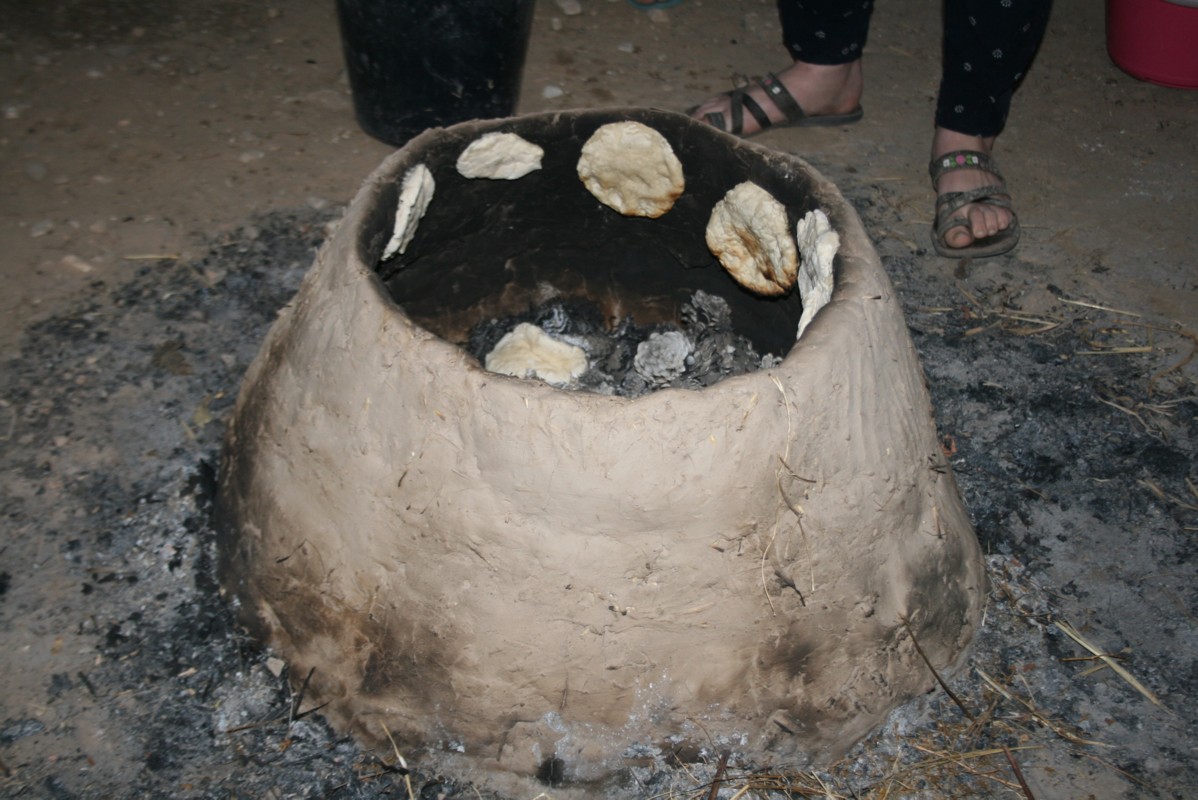上图：按照出土文物制作的「火炉 tannur」。烤饼时先用大火烧热炉壁，然后留下余烬，面团贴在壁上，两面都能受热，并不需要翻转，几分钟就能烤熟。