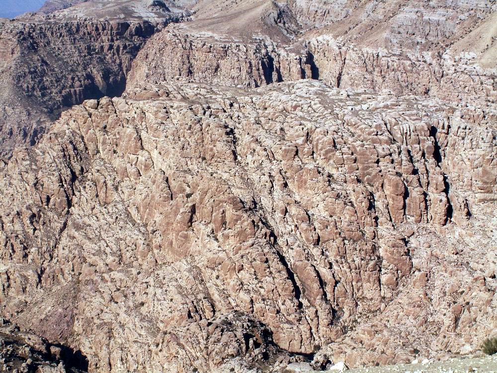 上图：佩特拉（Petra）一带的山谷。以东的首都「西拉」（赛十六1；四十二11；王下十四7）原文的意思是「石头」，希腊文就是「佩特拉Petra」。现代约旦的佩特拉城很可能就是古代以东的首都西拉，这城「住在山穴中」（俄3），周围悬崖绝壁环绕，入口是一条长约1.5公里的狭窄峡谷通道，名为「蛇道 Siq」。