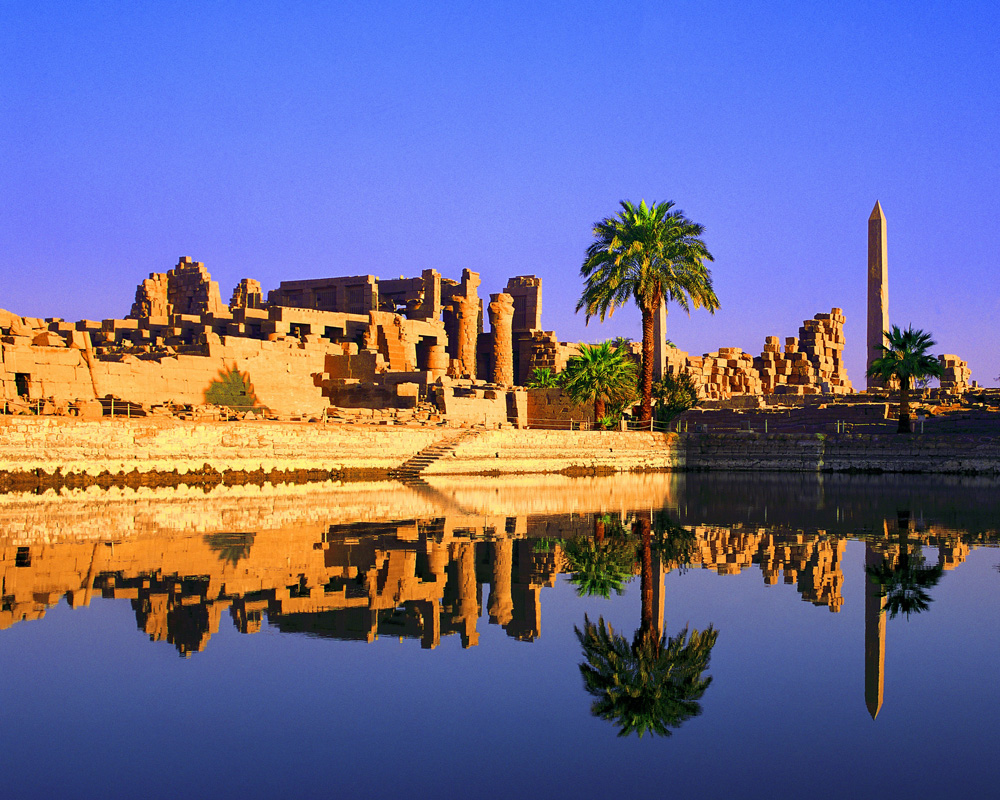 上图：尼罗河畔的底比斯卡纳克神庙（Karnak Temple）。