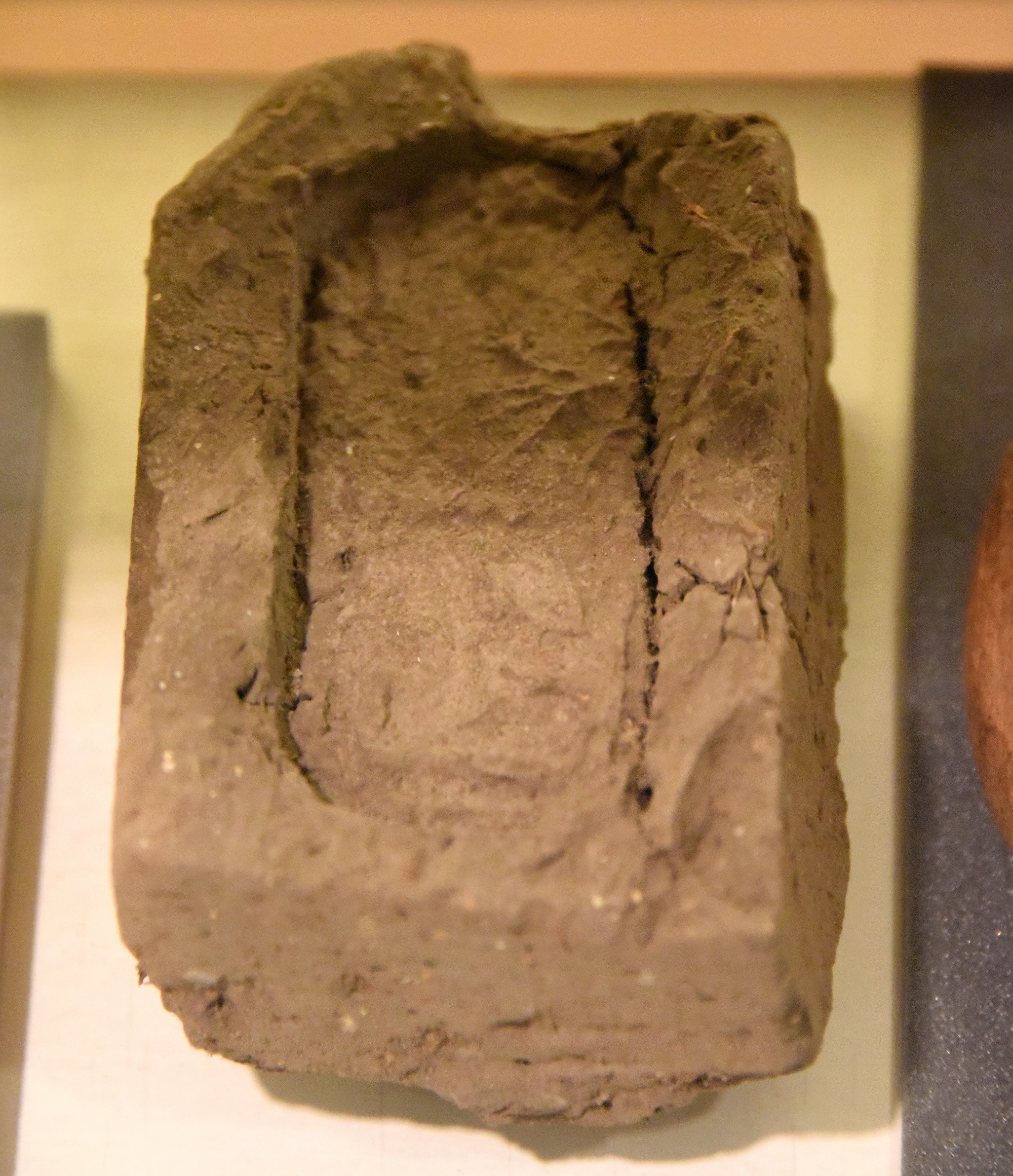上图：古埃及十二王朝（主前1991-1802年）的泥砖，上面印着印。现存于伦敦皮特里埃及考古博物馆（The Petrie Museum of Egyptian Archaeology）。