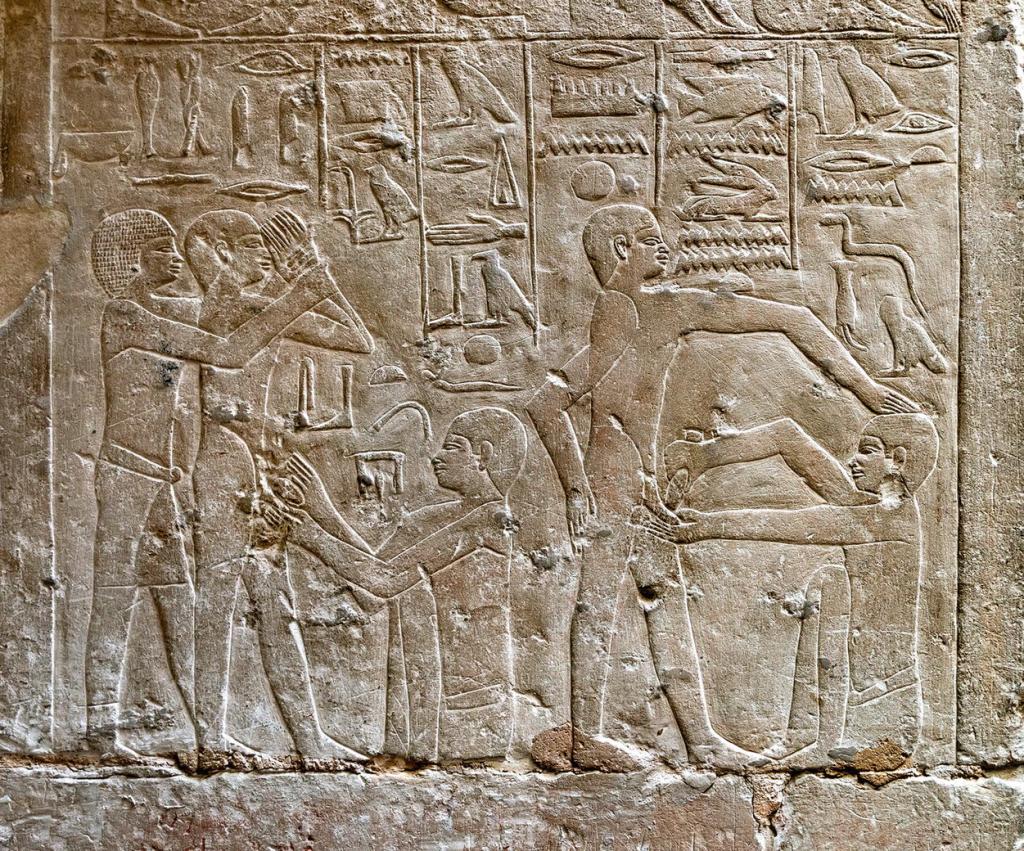 上图：古埃及墓藏（Anach Machor's Tomb）浮雕上的的割礼场景。古埃及人的割礼和以色列人不同，是成年以后才行割礼。