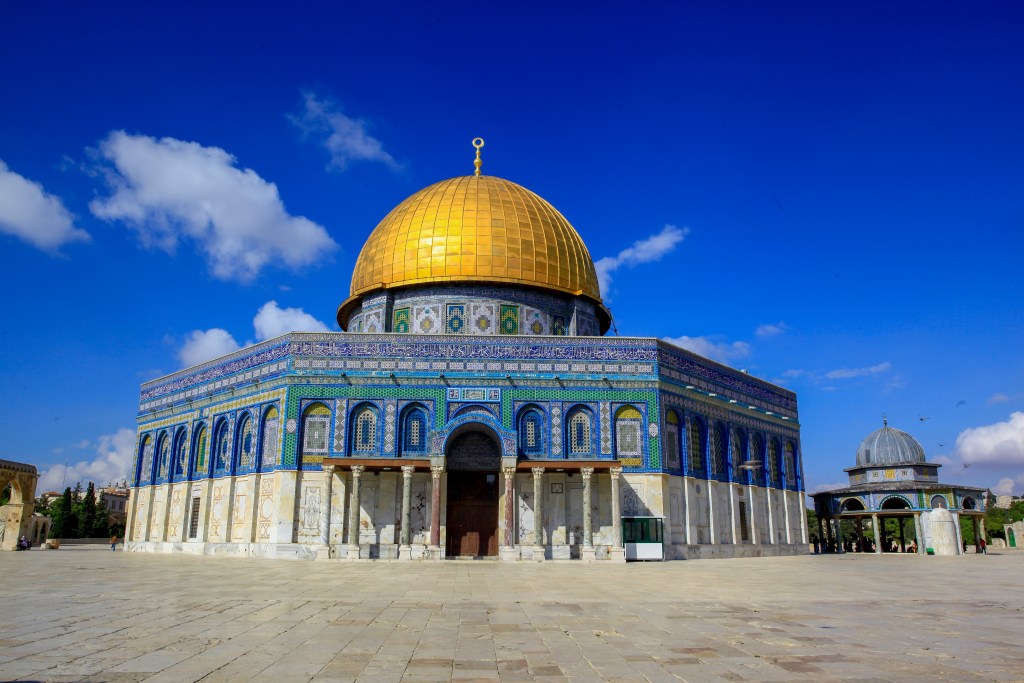 上图：耶路撒冷圣殿山的岩石圆顶殿（Dome of the Rock），位于阿克萨清真寺（Al-Aqsa Mosque）的西侧，建于688-692年，由第5任哈里发在第二圣殿的原址上建成，1959-1962年和1993年两次重修时，被约旦国王贴上了金箔。金顶下面的岩石被称为「基石 Foundation Stone」或「穿孔石Pierced Stone」，因为在它的东南角有一个小洞，可以进入岩石下面被称为「灵魂之井 Well of Souls」的洞穴中。有些犹太拉比认定这块岩石就是所罗门圣殿中至圣所的位置，有的则认为是圣殿祭坛的所在地。犹太教认为亚伯拉罕在这块岩石上奉献以撒，伊斯兰教认为穆罕默德在这块岩石上夜行登霄。