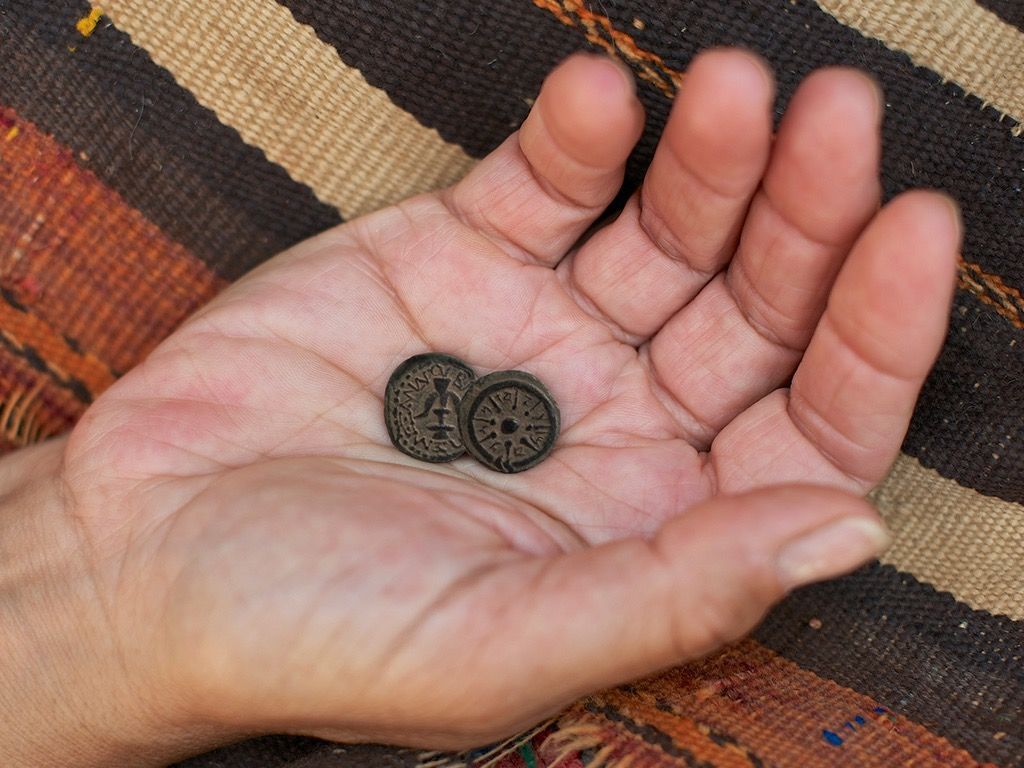 上图：罗马时代犹太面额最小的铜币「小钱 Lepton」（路二十一2），也就是「半文钱」（路十二59）。每个Lepton相当于一得拿利乌的128分之一。寡妇的两个小钱可能就是这种样子，当时一顿饭大约需要5个小钱。