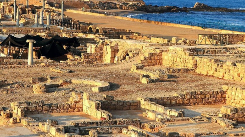 上图：凯撒利亚遗址，现在是以色列的凯撒利亚国家公园（Caesarea National Park）。保罗在这里被囚禁了两年。