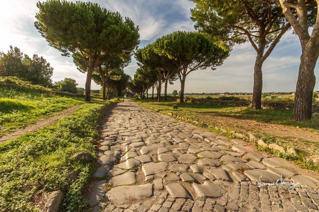 上图：亚壁古道（Via Appia，英语Appian Way）遗迹。这是一条把罗马城和意大利东南部阿普利亚的港口布林迪西（Brindisi）连接起来的罗马古道，主前71年斯巴达克斯起义失败以后，被俘的6000个奴隶就是在这条路上被钉在十字架上。亚壁古道是第一条通往罗马以外地区的长途军用道路，使用了当时最好的工程技术，被称为道路女王（Regina Viarum）。