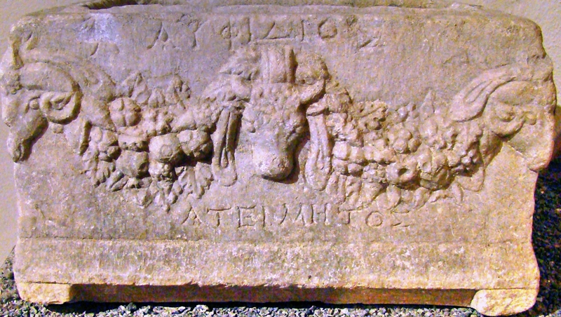 上图：古罗马的雕刻，描绘用以献祭的戴着花圈的公牛。现藏于以弗所博物馆。