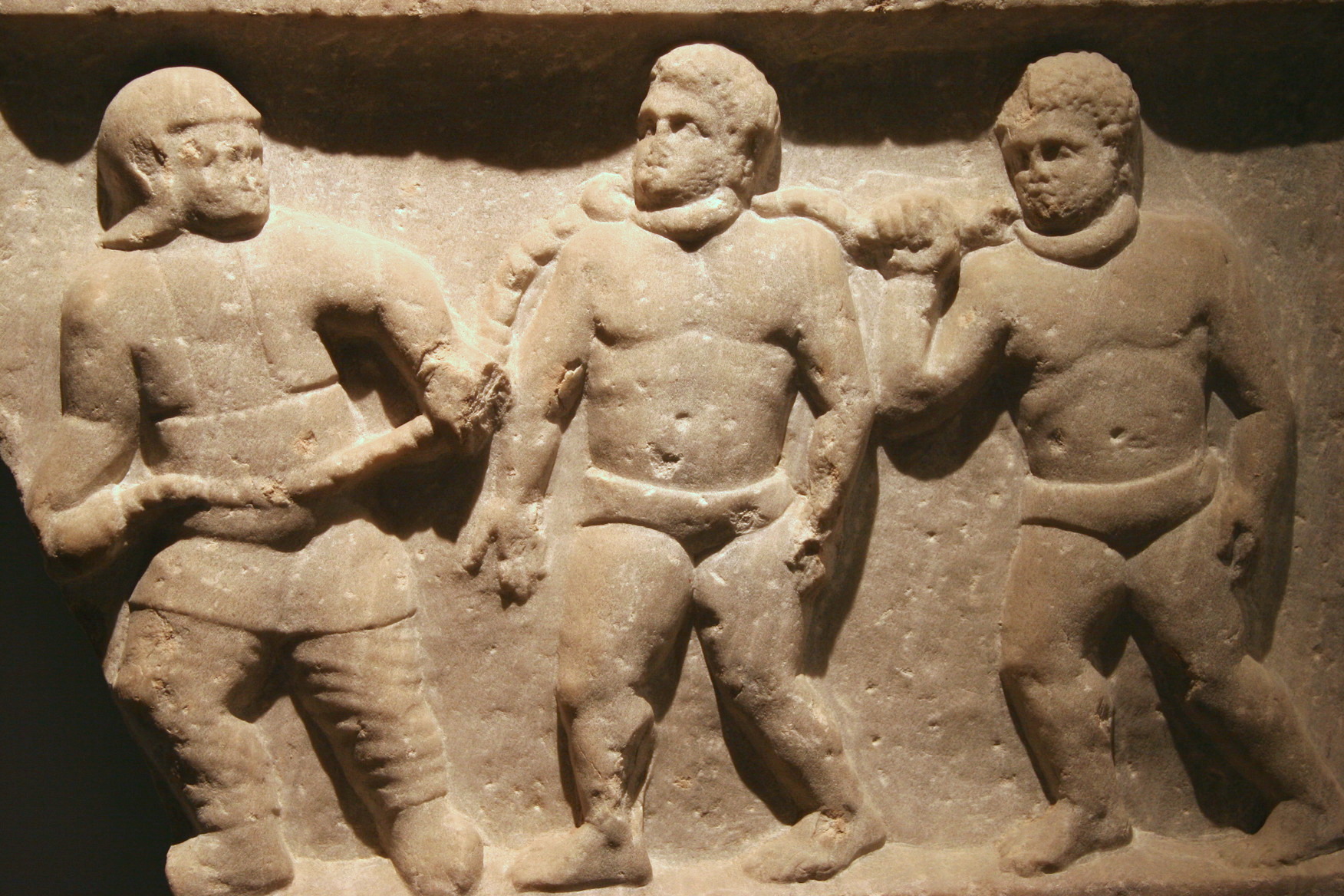 上图：主后二世纪士每拿的罗马大理石浮雕，描绘两个带着颈圈的奴隶。现藏于牛津Ashmolean博物馆。